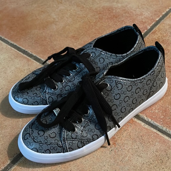 Guess shoes only worn once - Picture 1 of 2